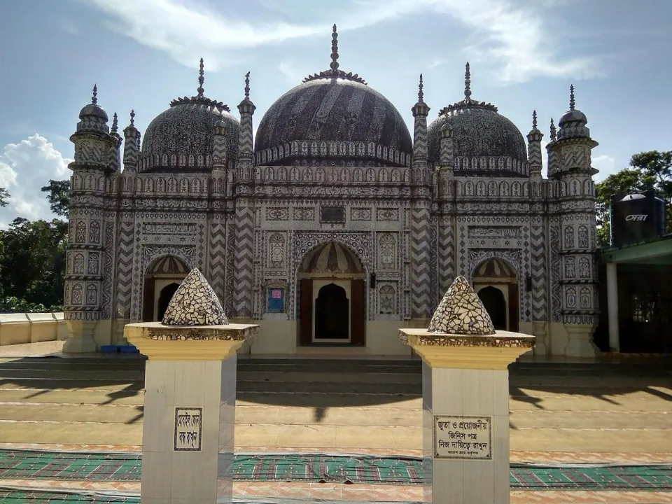 বজরা শাহী মসজিদের তিন গম্বুজ ও চিনামাটির কারুকাজ করা সম্মুখভাগ